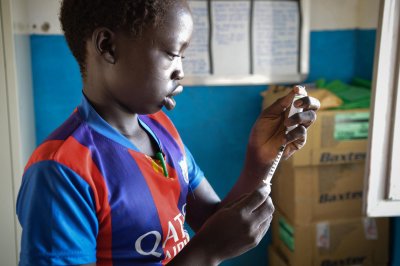 Fourteen-year-old patient Deng Gwin measuring a dose of insulin at Agok hospital © Musa Mahad/MSF