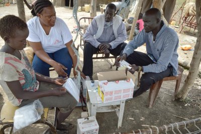 In South Sudan, two MSF nurses speak with a young patient about how to take insulin © Musa Mahad/MSF