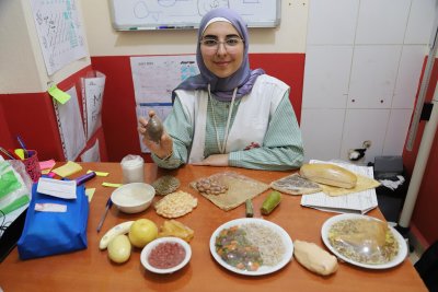 Zeinab, an MSF patient support and education counsellor holds a nutrition session for diabetic children © Jinane Saad/MSF