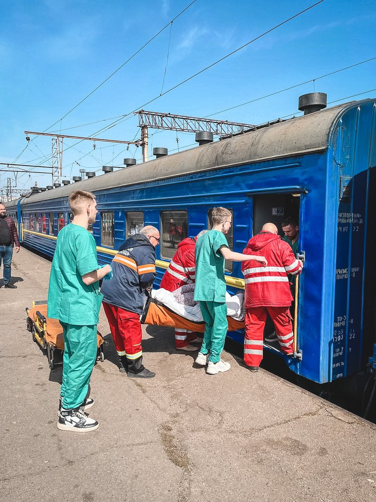 Admitting patients onto MSF’s first medical referral train in the town of Zaporizhzhia.
