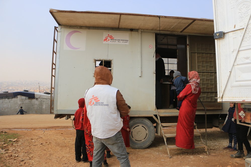 Patients entering the mobile clinic setted up by MSF in Al-Fuqara camp, Al-Dana area.