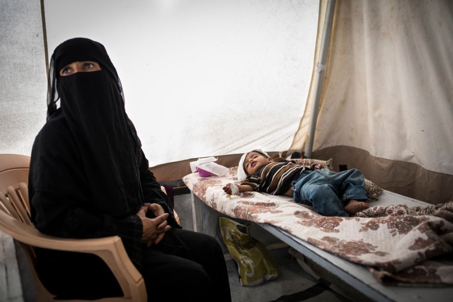 This is the second time within a few weeks Reda has brought her son Muhatasein to the MSF cholera treatment centre in Qaeda hospital, Ibb Governorate. September 2017.