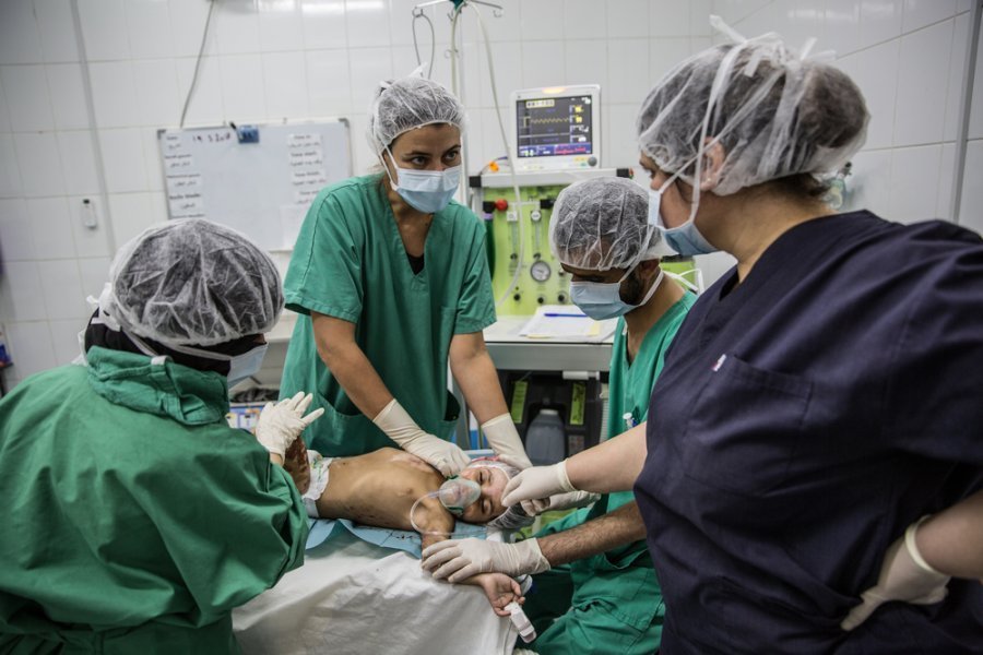 MSF physiotherapist Elizabeth Braga conducts a physiotherapy session mid-surgery on a child with burns to 30 percent of his body. The physiotherapy session reduces the pain felt by the patient post-surgery.