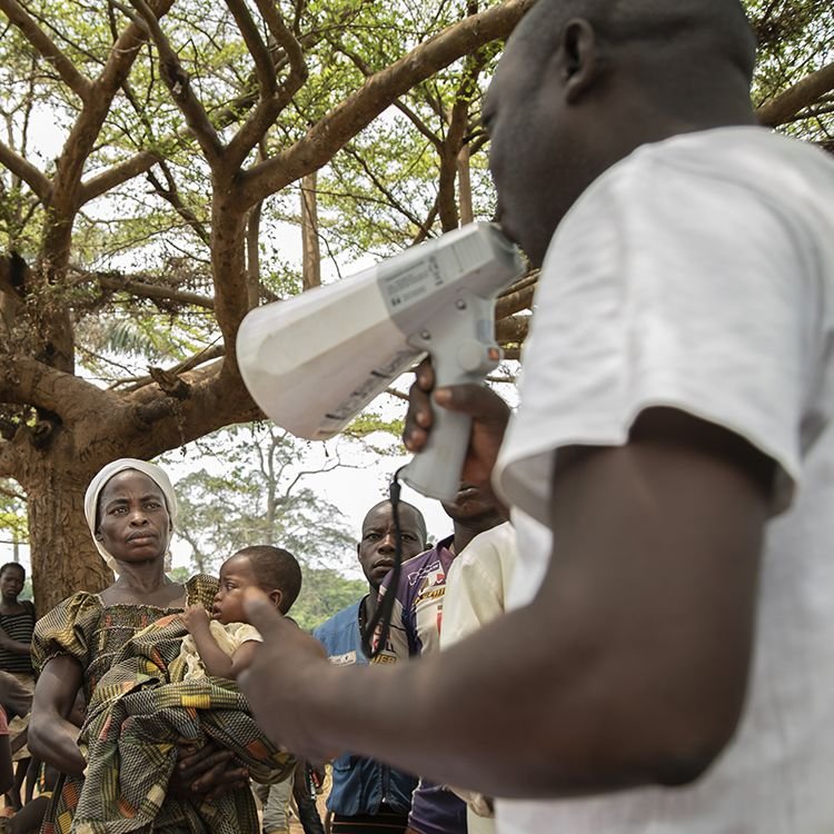 An MSF health promotion team encouraging community members to take part in the vaccination campaign