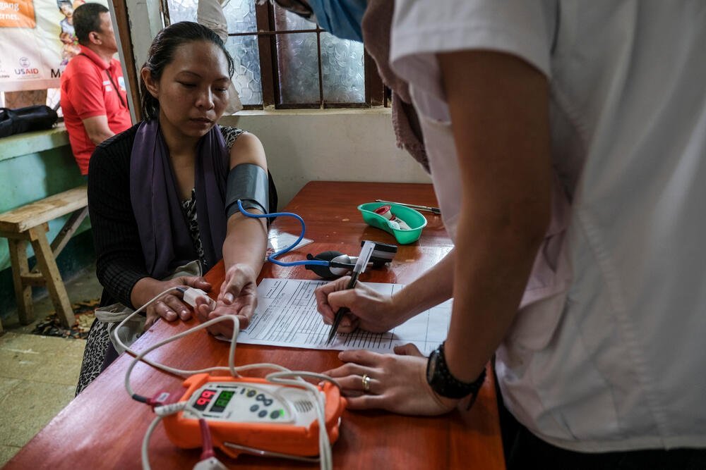 A patient in the Philippines has her blood pressure and heart rate measured © Veejay Villafranca.