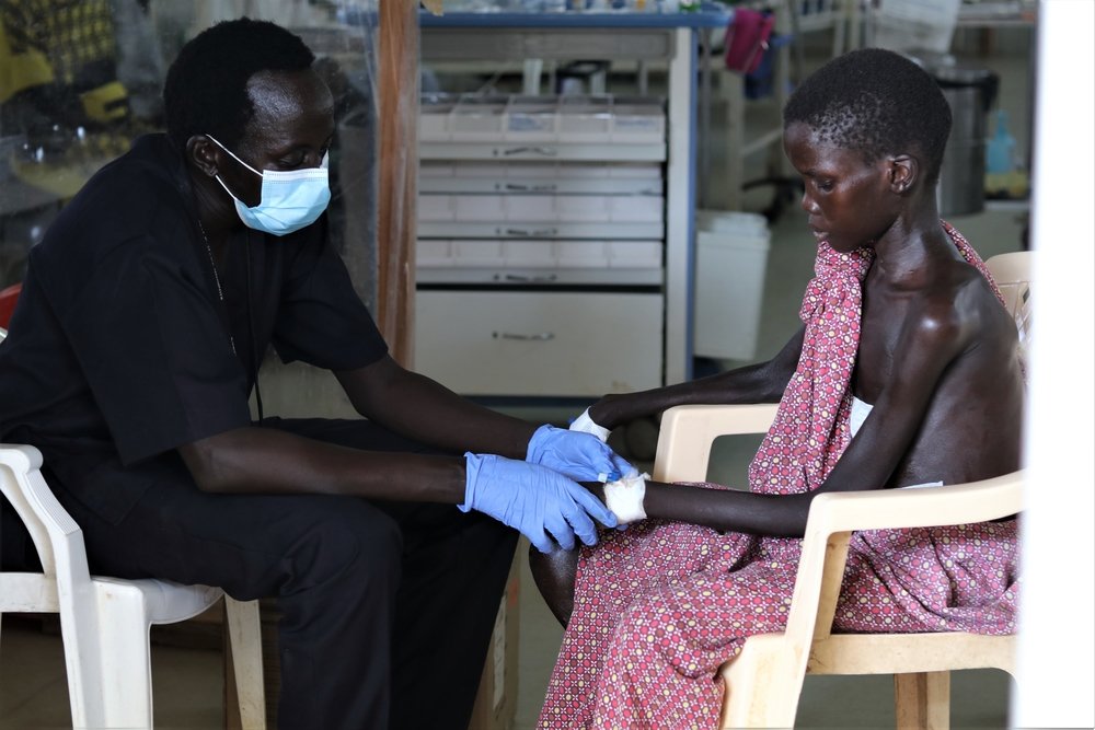 Yoel, thirteen, recovers after surgery at MSF’s hospital in Bentiu Protection of Civilians Site. 