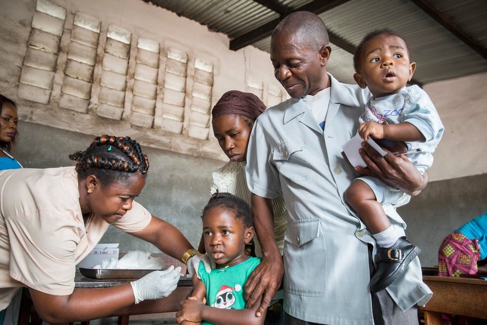 Pasteur Thierry Kasiala goes with his family to a vaccination center in the zone of Mfumu Nkento.