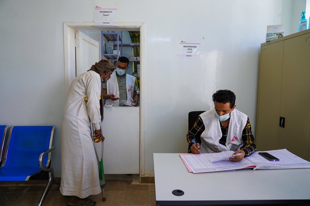 Ali Saeed receives medication from the MSF pharmacy at the primary healthcare centre at Al-Ramsa in Marib, Yemen. (December, 2021).