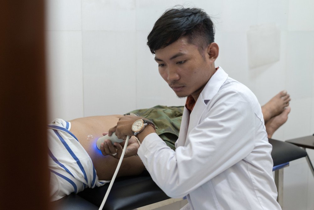 MSF Volunteer Nurse Ron Bora Ron performs a fibroscan at the MSF Hepatitis C clinic at Preah Kossamak Hospital in Phnom Penh, Cambodia, 21, April 2017.