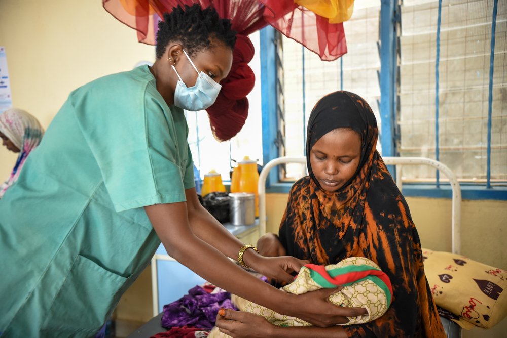 MSF&#039;s maternity supervisor, Consolata helps a mother with her newborn baby.
