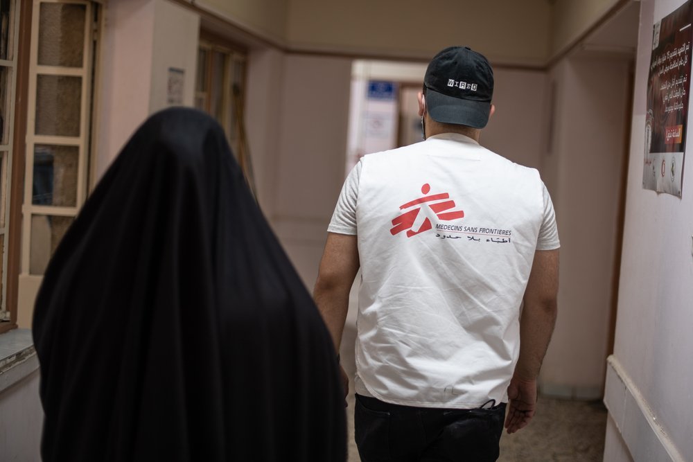 A TB patient walking with a MSF member in the halls of the National Tuberculosis Institute in Baghdad. National Tuberculosis Institute, Baghdad Medical City, Baghdad, Iraq.