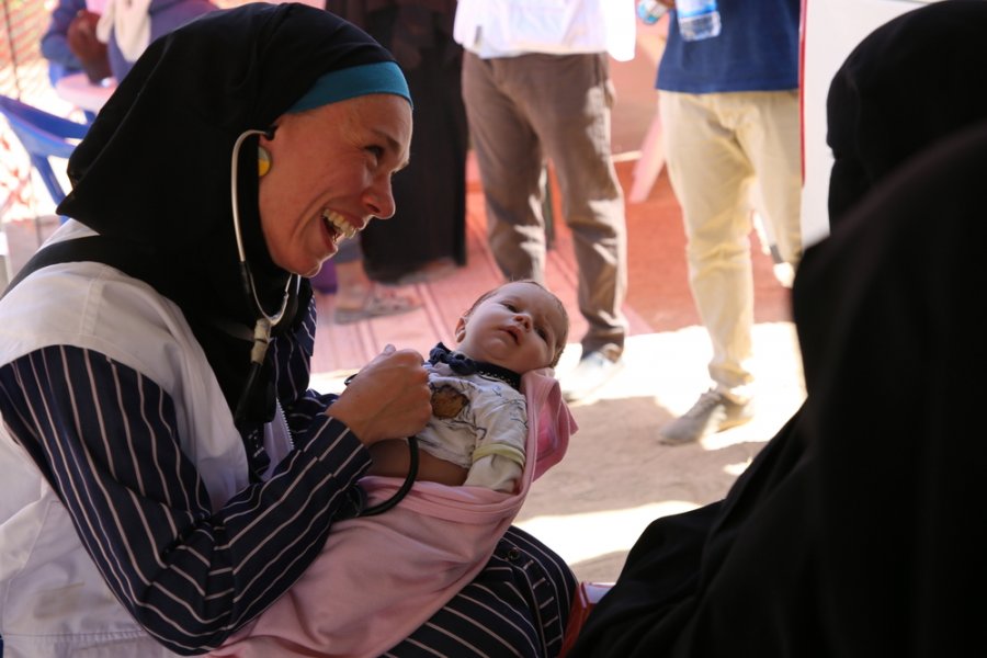 Heidi Woods Lehnen is MSF’s medical activity manager in the Marib project. She is following up on of Taqwa Muhammad, a 3-month-old girl, and this is the second time she returns to the mobile clinic in the Hygiene Fund area.