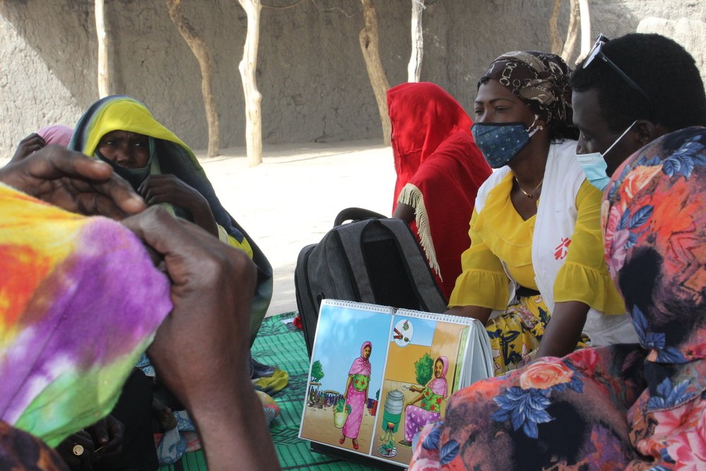 Sylviane Adjianto, MSF health promotion supervisor, educates mother on ways to prevent malnutrition at the health center of Kelkeonikia village, Hadjer Lamis province, Chad (December, 2021).