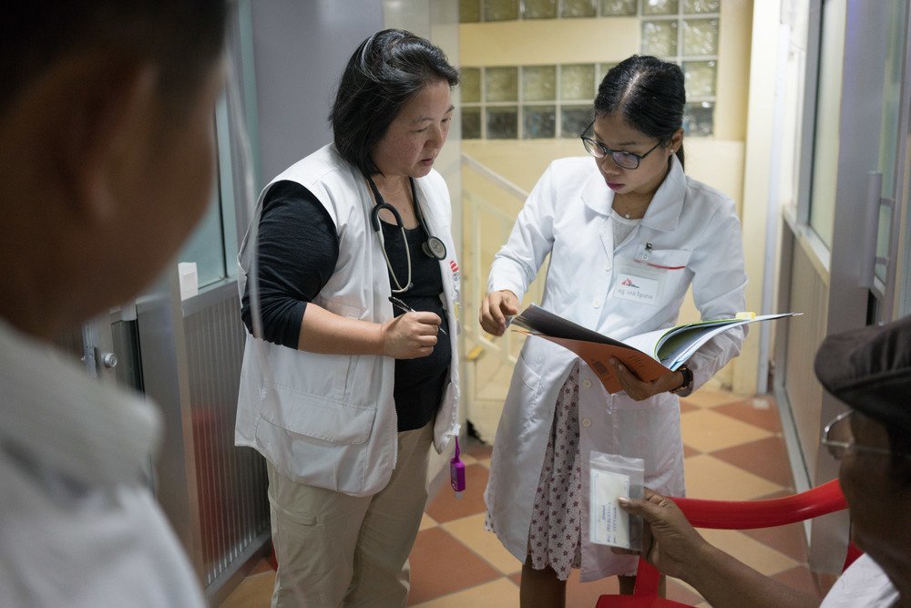MSF Doctor Theresa Chan discusses a patient with MSF doctor Hang Vithuneat at the MSF Hepatitis C clinic at Preah Kossamak Hospital in Phnom Penh, Cambodia, 21, April 2017.