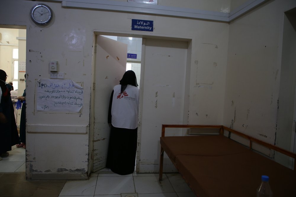 An MSF staff member entering the maternity ward supported by MSF at Abs Hospital in Hajjah, Yemen. (September, 2020).