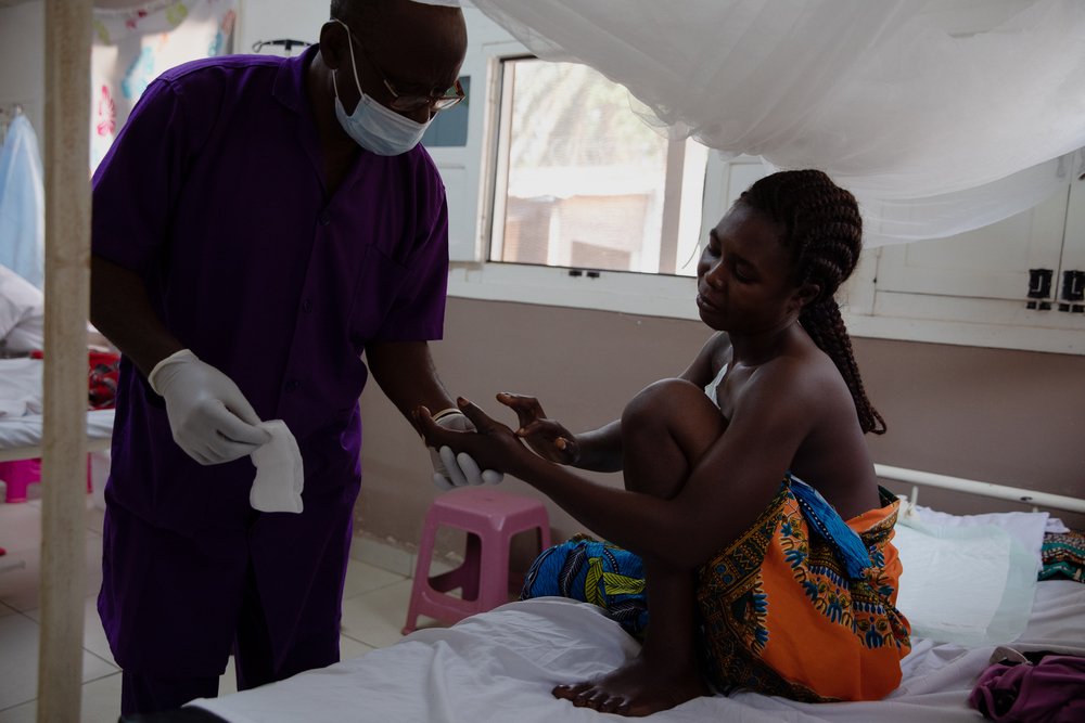France learns exercises with Bonaventure, an MSF physiotherapist on 22 January 2021 at the MSF’s SICA Hospital. The exercises hurt, but she practices, hoping that her life will soon return to normal.