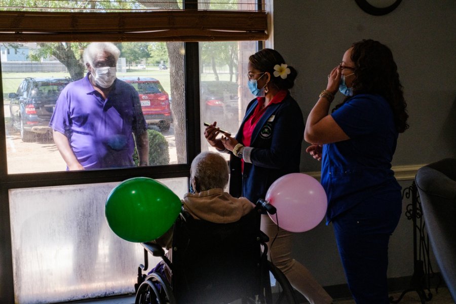 A resident was visited by a family member for her birthday at Focused Care at Beechnut, a long term care facility in Houston, Texas. MSF conducted IPC training and mental health training with staff at Beechnut in Houston.