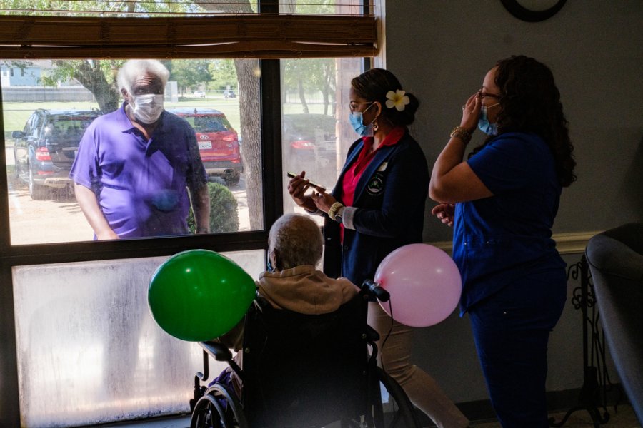 A resident was visited by a family member for her birthday at Focused Care at Beechnut, a long term care facility in Houston, Texas. MSF conducted IPC training and mental health training with staff at Beechnut in Houston.