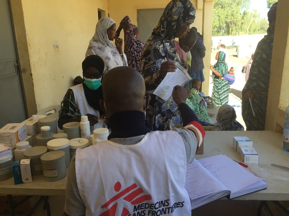 MSF staff member Moussa distributing medications to the displaced people who have come for medical consultations with the mobile clinic in Sokolo, Niono, in the centre of Mali.