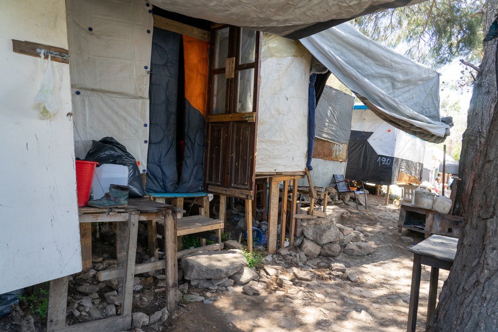 A makeshift shelter in the area around the reception and identification center in Samos.  Men, women and children live in horrendous conditions among rubbish and rats, with no access to adequate toilets, showers and shelters.