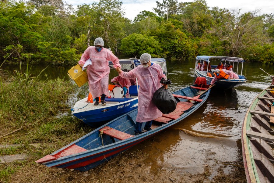 MSF and municipal health system&#039;s staff arrives at a community on lake Mirini, Brazilian Amazon. The teams leave the vessel of the primary healthcare boat to carry out routine screening and vaccination from house to house.