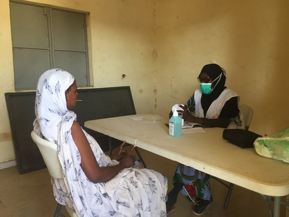 A patient come to see N’Diaye, the MSF midwife, for a gynaecological consultation at one of the sites for displaced people in Sokolo, Niono, in the centre of Mali.