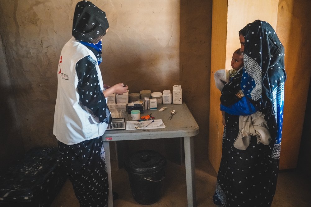  Mahassa walet, MSF CHW, prepares medicine to give to a mother in the MSF ICCM health hut located in the village of Tiboraguène in Timbuktu.