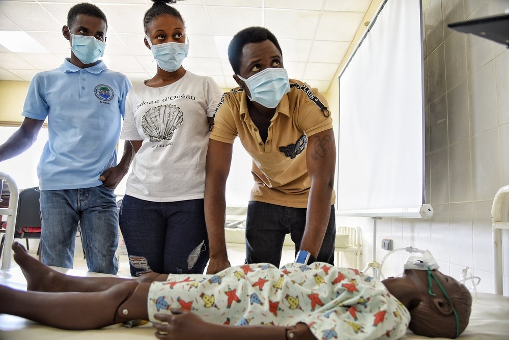 The MSF Academy for Healthcare in Kenema district, Sierra Leone, uses the simulation lab to create lifelike scenarios where clinical health officers can practice clinical skills and assessments on a mannequin.