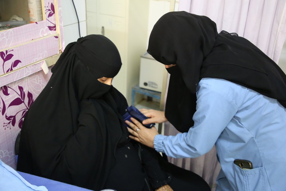Midwife, Methaq checking blood pressure of a pregnant woman Wafa Muhammad Abdullah at the maternity unit supported by MSF at the Al-Jamhouri hospital in Taiz City, Yemen.