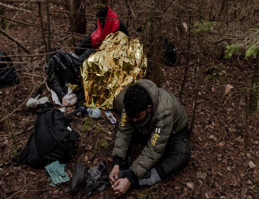 When found by a local resident who is trying to help people on the move, he was trembling, and his clothes were completely wet. Near Siemianowka, Poland. (November, 2021).