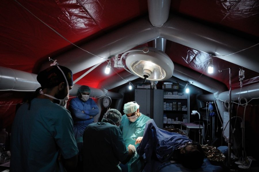 2012: MSF staff erect an inflatable operating theatre inside a converted chicken farm in northern Syria, as an efficient way to maintain a sterile environment for carrying out emergency surgery.