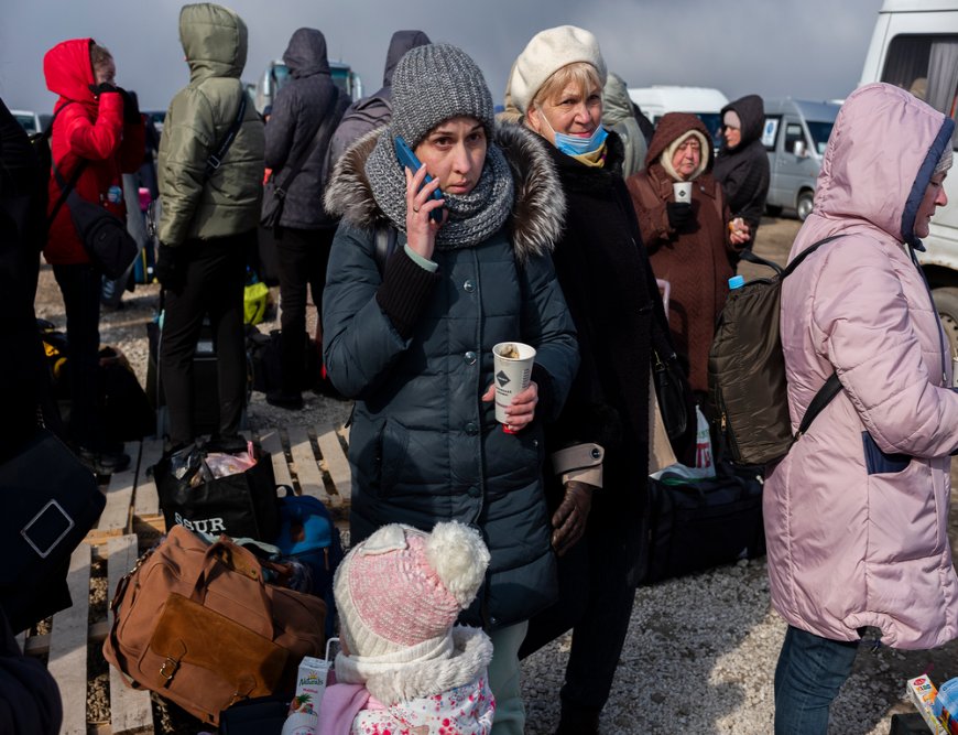 Ukrainian refugees awaiting to board buses at Palanca departure dispatch point. (March, 2022).
