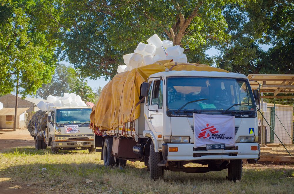 An MSF truck arrives in Ntele, in Montepuez district, in Mozambique’s Cabo Delgado province, loaded with essential relief including tents, jerrycans and mosquito nets. (June, 2022).