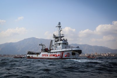 The Sea-Watch 4 was close by, at anchor outside the port of Palermo, and immediately responded by launching three RHIBs to provide assistance.