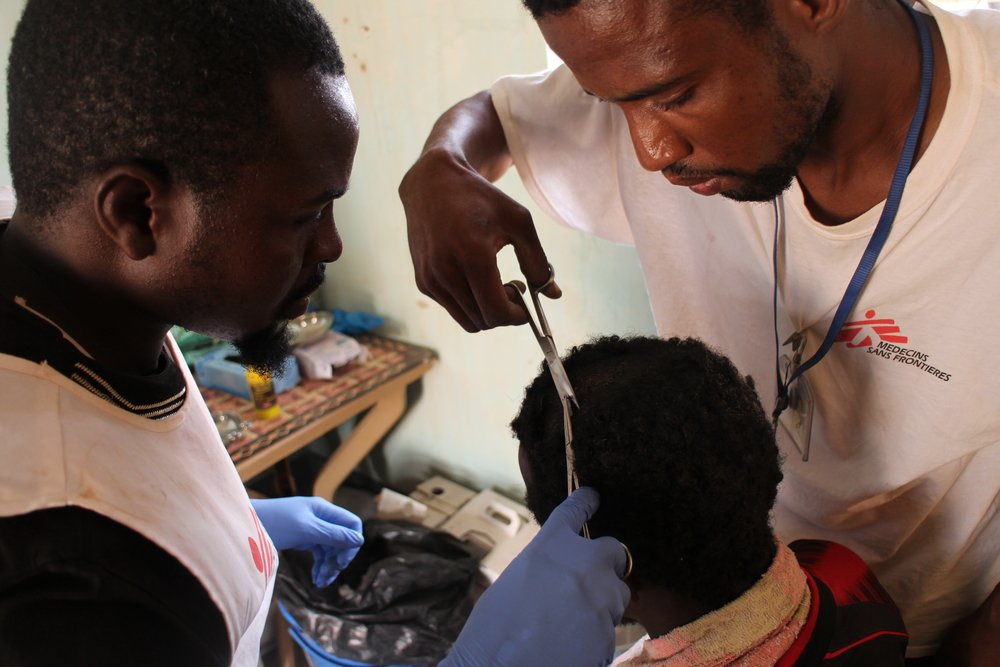 MSF staff provide care to a migrant in Assamaka, Agadez region. Niger, August 2019.