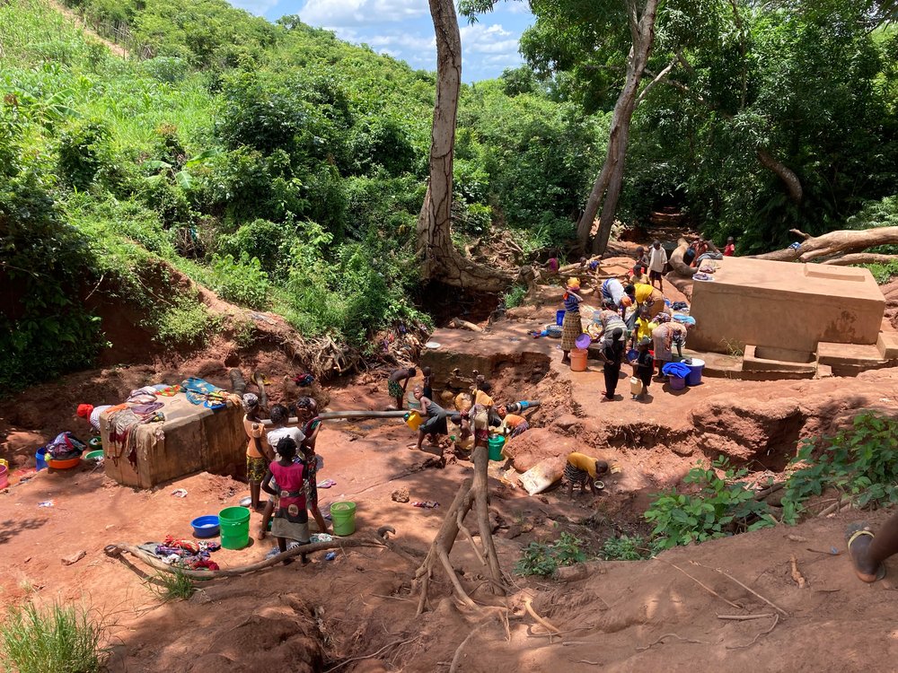 People draw water from a borehole built by MSF in Xinavane, Macomia district in Mozambique’s Cabo Delgado province. A large number of displaced people with substantial humanitarian needs are sheltering in the area. (May, 2022).
