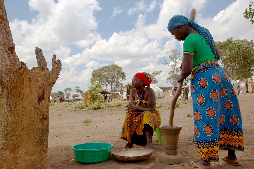 Women prepare the grain in Eduardo Mondlane. (December, 2021).