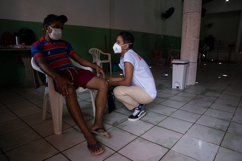 Jaqueline Serena Boschini, MSF nurse, talks to a patient in a mobile clinic in the Grande Bom Jardim territory in Fortaleza.