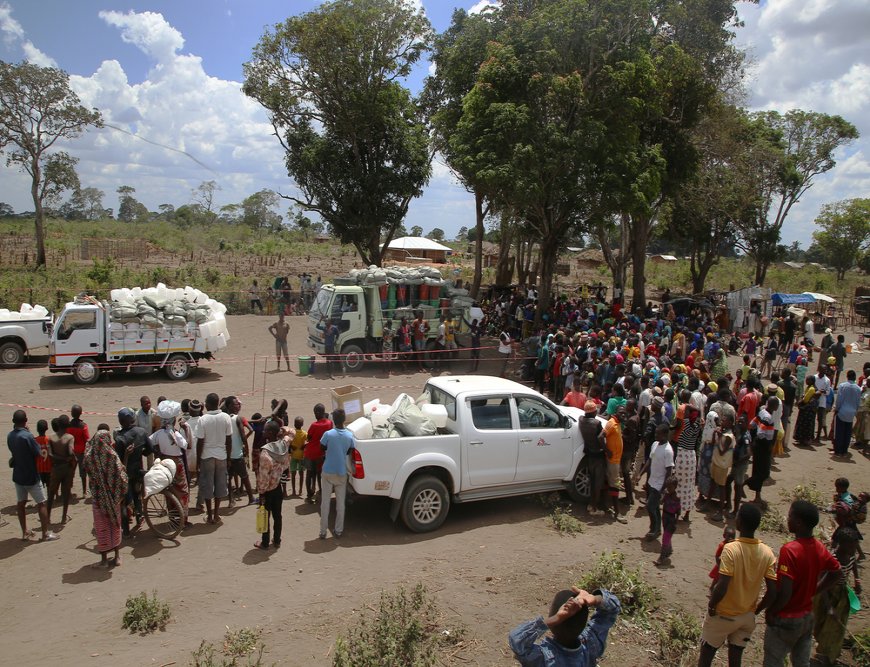 An MSF team distributes relief items to newly arrived displaced people. (December, 2021).