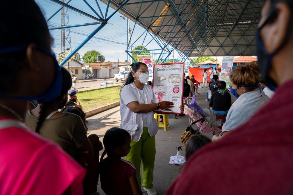 MSF health promoter Mahilyn gives a talk on contraception as part of our mobile clinic’s sexual and reproductive health services. (November, 2021.