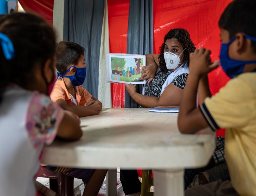 MSF psychologist Heloisa runs a mental health group activity with migrant children in a mobile clinic in Pacaraima, Brazil. (November, 2021).