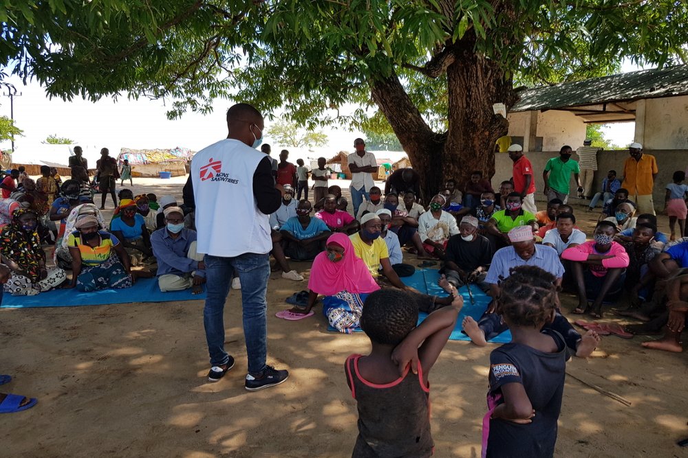 Mental health activity at 25 de Junho IDP Camp. MSF Mental Health activities include counselling, conversation circles, sportive activities and drawing/coloring for children.