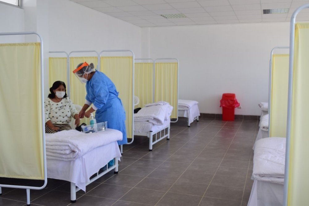 MSF medical staff visiting patients in the newly opened centre for temporary isolation and oxygenation in Huacho, Huaura province, Peru. The 50-bed facility has been quickly set up to support nearby Huacho regional hospital. 