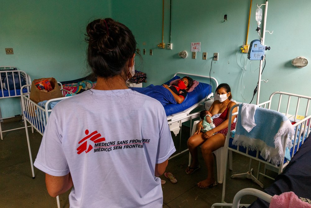 Health promoter Uliana Esteves visits different wards of the regional hospital of Tefé to explain the steps that patients and carers should take to avoid contamination by the new coronavirus. At the hospital&#039;s maternity, she explains to mothers the import
