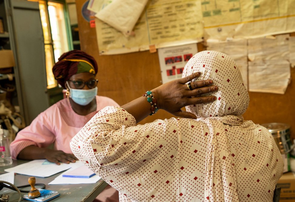 Diawara Fatouma Dicko, from the Yirimadio health centre, in a consultation with a patient.