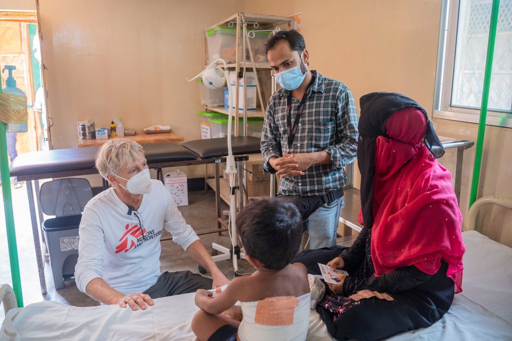 MSF’s Southeast, East Asia and Pacific Project (SEEAP) head Paul McPhun, assisted by a Rohingya translator, discusses with a mother at MSF Goyalmara Hospital’s paediatric intensive care unit. (June, 2022).