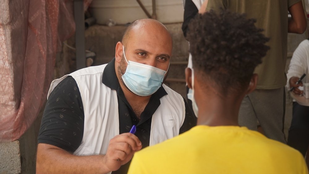 MSF doctor listens carefully as patient describes medical complaint during consultation at the MSF mobile clinic in Tripoli. (Tripoli, Libya, August 2021).