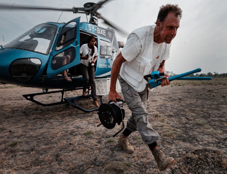 MSF Water and Sanitation engineers arrive at Kaljack village to repair a water-well hand pump. (December, 2021).