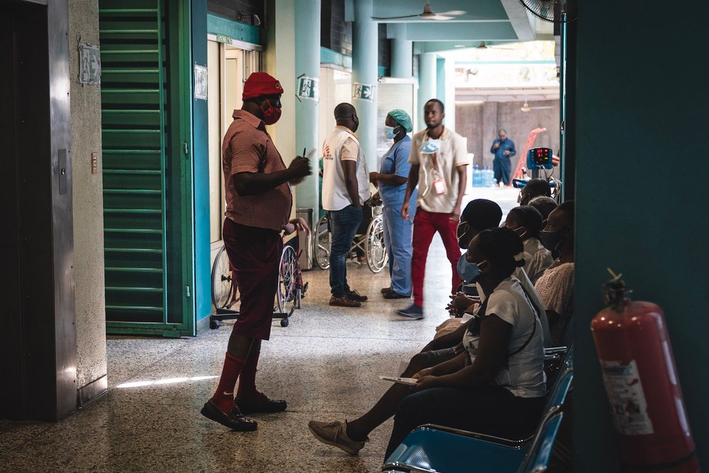Health Promoter talking to patients in the triage area of MSF&#039;s Turgeau emergency centre (CDTI) (September, 2021).
