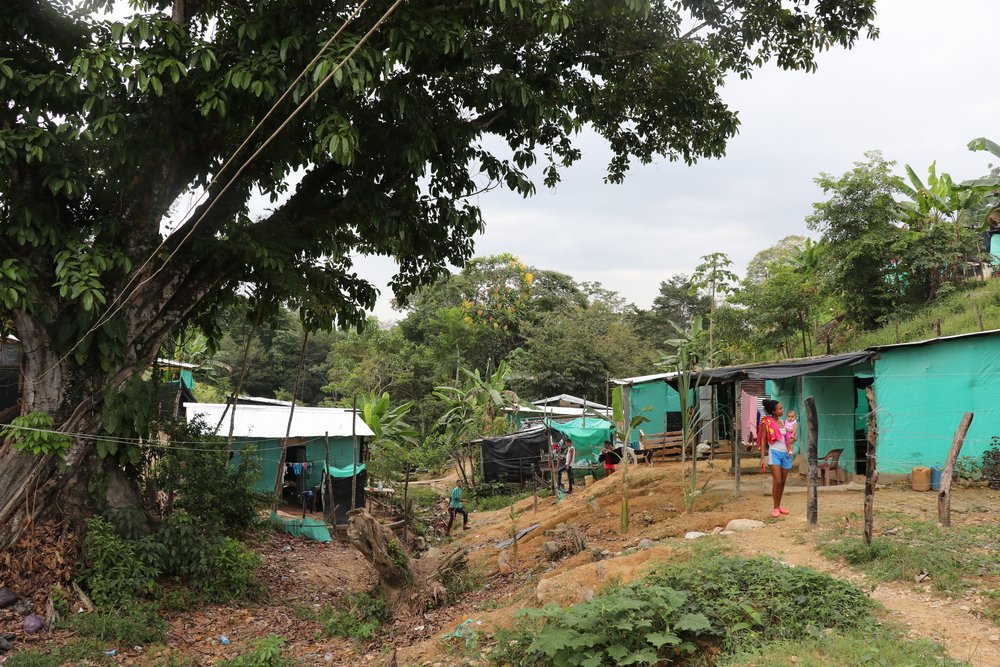 In El Divino Niño, water is scarce and poor quality. There is also no sewerage system and most of the people sleep on dirt floors in makeshift houses made of plastic and wood. 